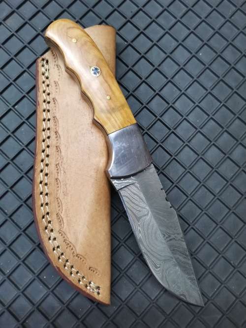 HANDMADE DAMASCUS STEEL HUNTING KNIFE !!!