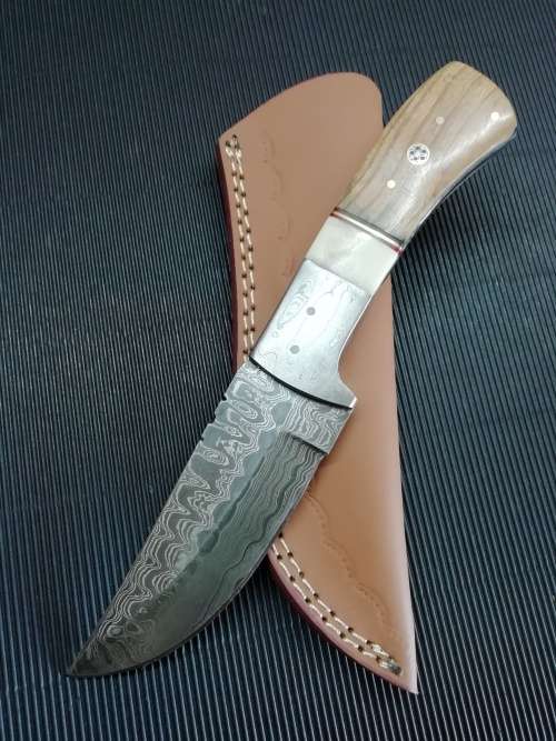 HANDMADE DAMASCUS STEEL HUNTING KNIFE !!!