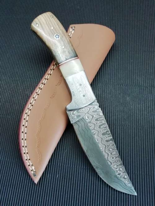 HANDMADE DAMASCUS STEEL HUNTING KNIFE !!!