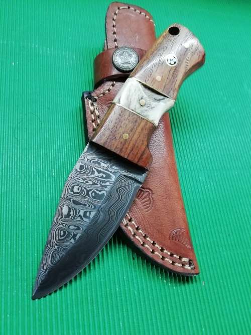 SMALL HANDMADE DAMASCUS SKINNING KNIFE !!!