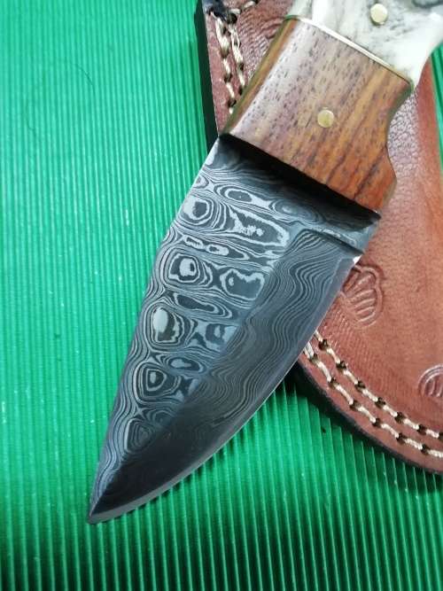 SMALL HANDMADE DAMASCUS SKINNING KNIFE !!!