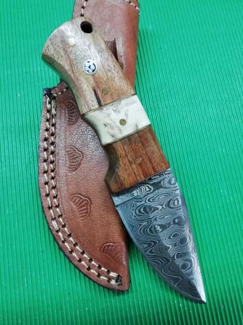 SMALL HANDMADE DAMASCUS SKINNING KNIFE !!!