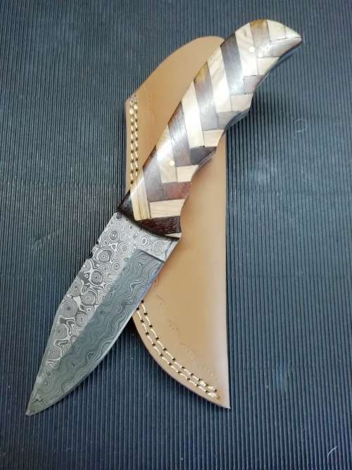 HANDMADE DAMASCUS STEEL HUNTING KNIFE !!!