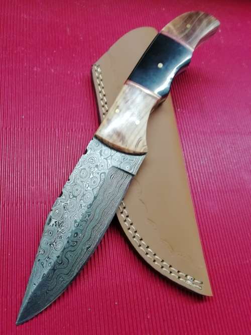 HANDMADE DAMASCUS STEEL HUNTING KNIFE !!!