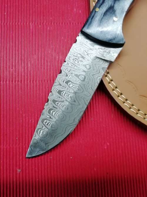 HANDMADE DAMASCUS STEEL HUNTING KNIFE !!!