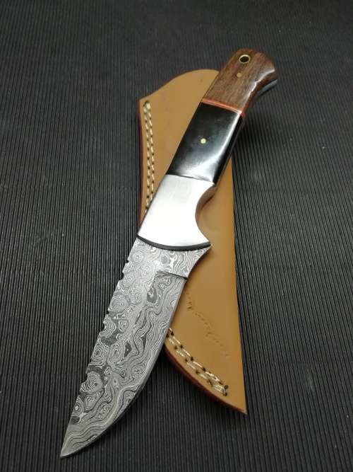 HANDMADE DAMASCUS STEEL HUNTING KNIFE !!!