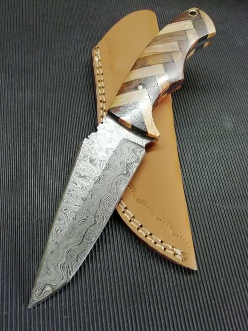 HANDMADE DAMASCUS STEEL HUNTING KNIFE !!!