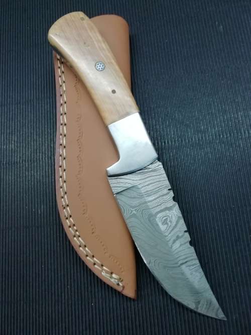 HANDMADE DAMASCUS STEEL HUNTING KNIFE !!!