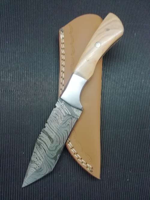 HANDMADE DAMASCUS STEEL HUNTING KNIFE !!!