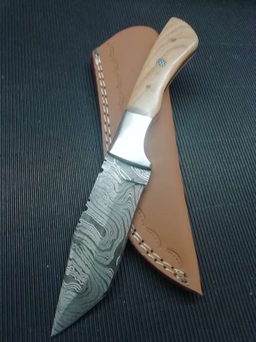 HANDMADE DAMASCUS STEEL HUNTING KNIFE !!!