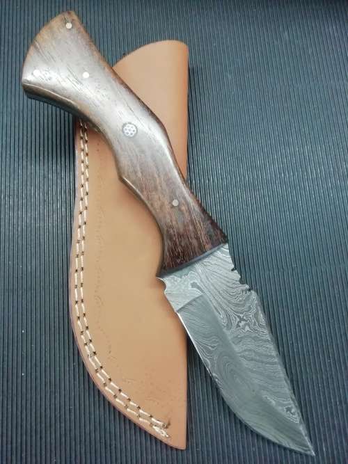 HANDMADE DAMASCUS STEEL HUNTING KNIFE !!!