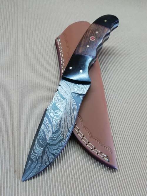 HANDMADE DAMASCUS STEEL HUNTING KNIFE !!!