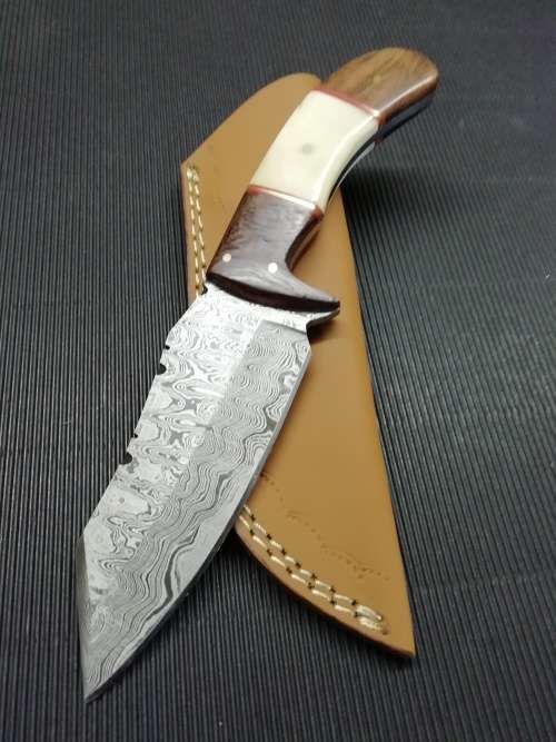 HANDMADE DAMASCUS STEEL HUNTING KNIFE !!!