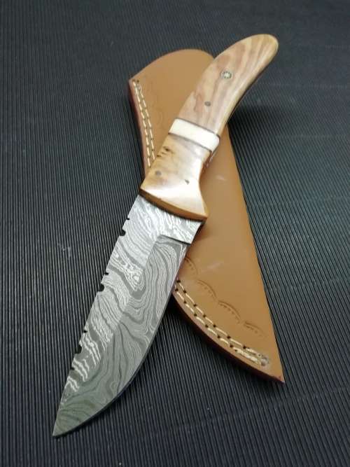 HANDMADE DAMASCUS STEEL HUNTING KNIFE !!!