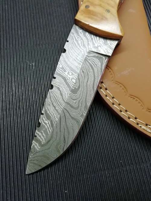 HANDMADE DAMASCUS STEEL HUNTING KNIFE !!!