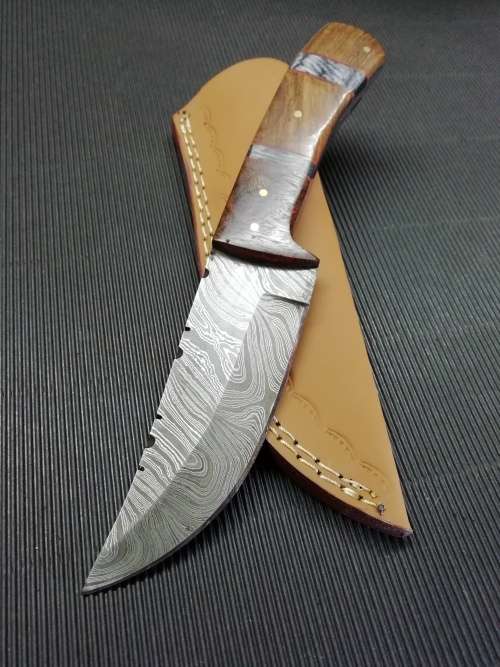 HANDMADE DAMASCUS STEEL HUNTING KNIFE !!!