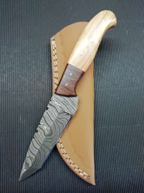 HANDMADE DAMASCUS STEEL HUNTING KNIFE !!!