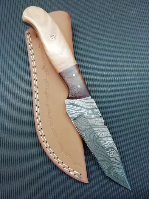 HANDMADE DAMASCUS STEEL HUNTING KNIFE !!!