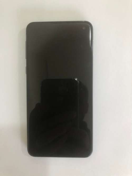Samsung S10e. Black. Like new condition. 128 GB. Original charger and original box. 2 covers.