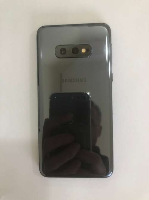Samsung S10e. Black. Like new condition. 128 GB. Original charger and original box. 2 covers.