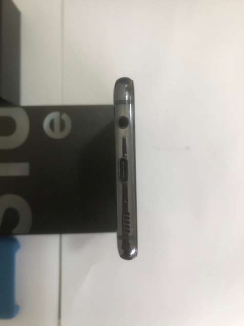 Samsung S10e. Black. Like new condition. 128 GB. Original charger and original box. 2 covers.