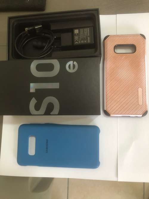 Samsung S10e. Black. Like new condition. 128 GB. Original charger and original box. 2 covers.