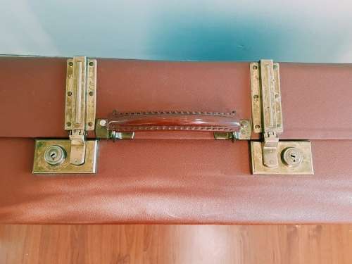 Vintage boxy suitcase with extendable hinges - FANTASTIC CONDITION
