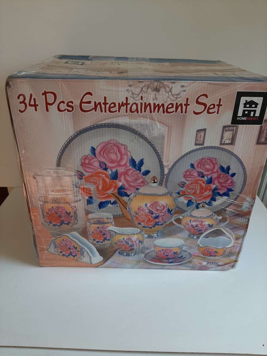 34 PIECE GLASS ENTERTAINMENT SET ( PLEASE NOTE SHIPPING LARGE HEAVY ITEM. )