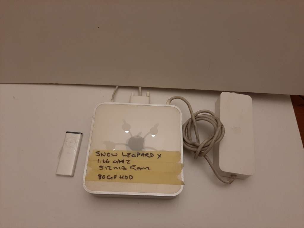 Apple Mac mini 1..6hz, 512mb Ram, 80gb HDD with power supply, and remote ( Snow Leopard )