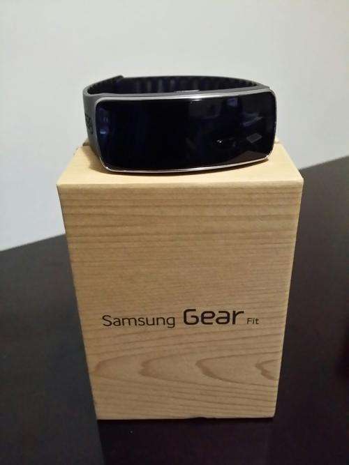 SAMSUNG GEAR FIT - SM-R350 - Excellent Condition - NO SCRATCHES - Original Box and Accessories