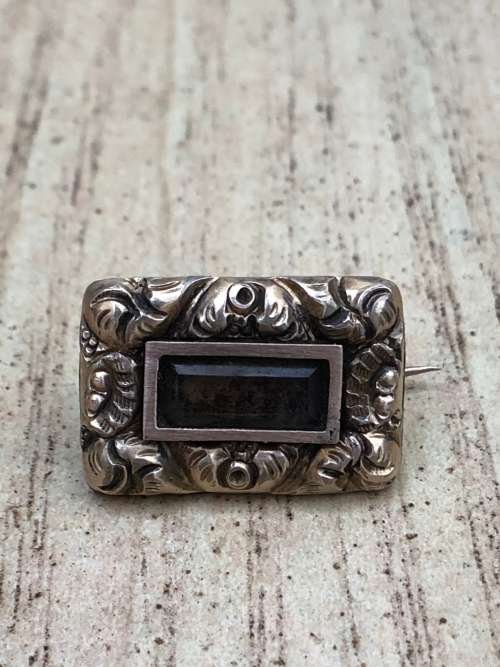 ANTIQUE GEORGIAN ROLLED GOLD MOURNING BROOCH MEMENTO MORI RARE COLLECTIBLE 1820S