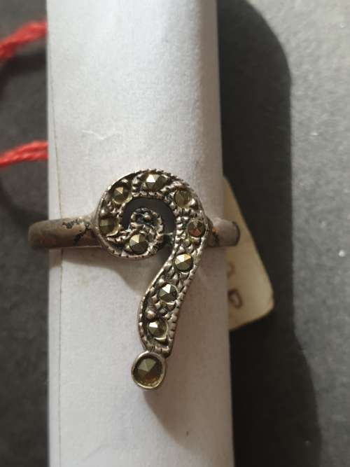 silver ring with a qestion sige on demanty stones stamp 925