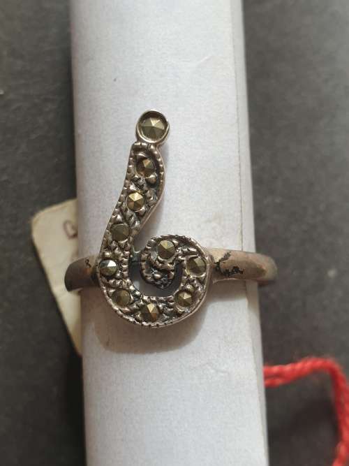 silver ring with a qestion sige on demanty stones stamp 925