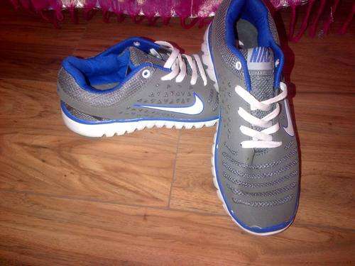 NIKE Mens Shoes UK 8  - Brand New