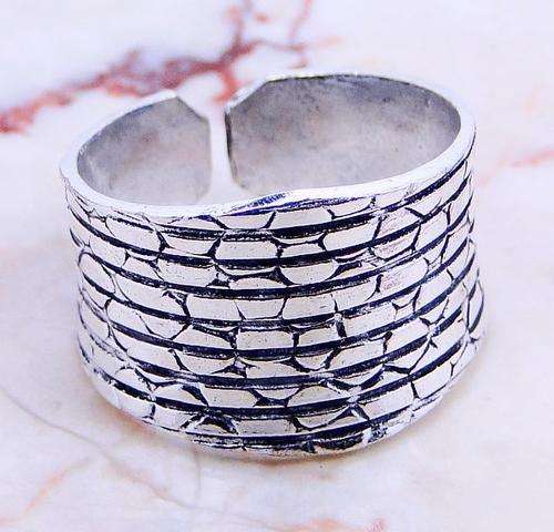 LOVELY .925 SILVER RING US Size 9 ; (Z12320)