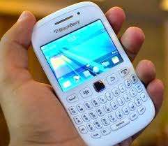 BLACKBERRY CURVE 9320 WHITE WITH CHARGER IN GOOD CONDITION!