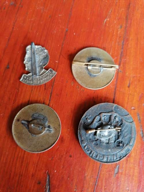 Collection of WW2 SA Gifts and Comforts / Relief pins and medals
