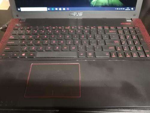**** ASUS FX550J *** i5 4200 2.8GHz**** 500GB SSD *** 8GB RAM