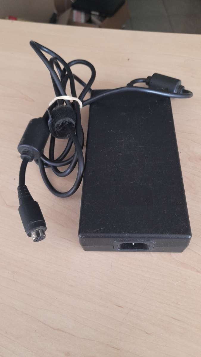 19V 9.5A 180W 4 PIN Laptop AC Adapter Charger for Toshiba Qosmio