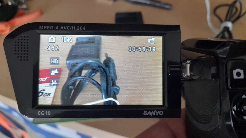 Sanyo Dual Camera Xacti 720p HD VPC-CG10 Camcorder + Free new 16GB SD Card