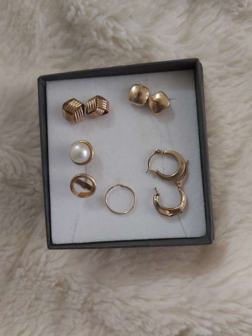 Earings 9ct  (2.8 grams)  loose earings ( As is , no butterfly's)