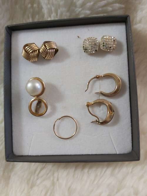 Earings 9ct  (2.8 grams)  loose earings ( As is , no butterfly's)