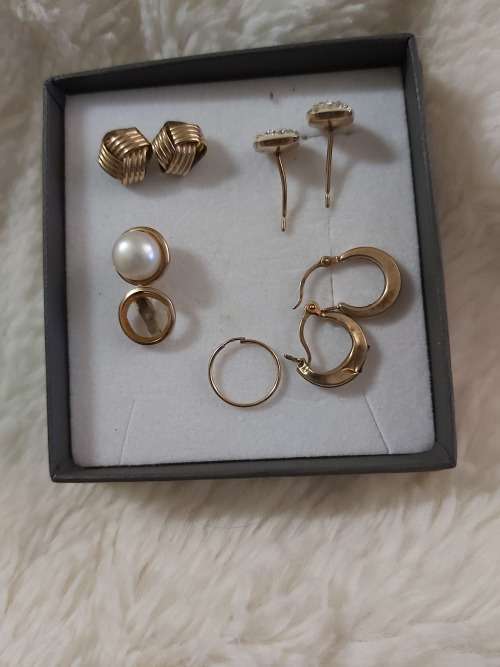 Earings 9ct  (2.8 grams)  loose earings ( As is , no butterfly's)