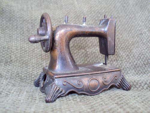 VINTAGE DIE CAST SEWING MACHINE - PENCIL SHARPENER