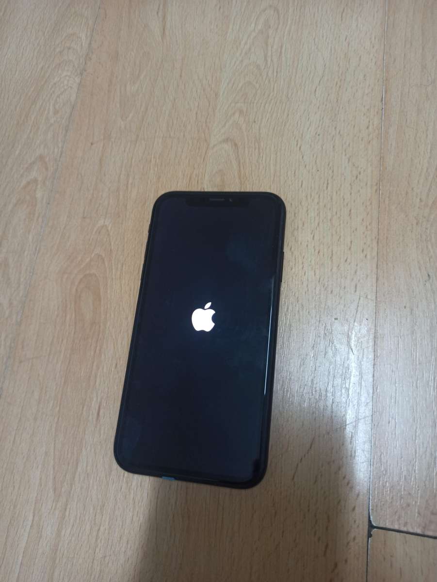 iPhone XR 64gb with 100% battery health