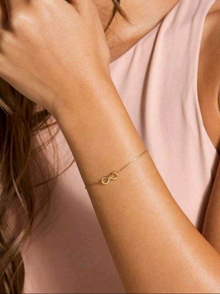 18K GOLD PLATED INFINITY CHAIN WITH MATCHING HAND CHAIN AS SET.