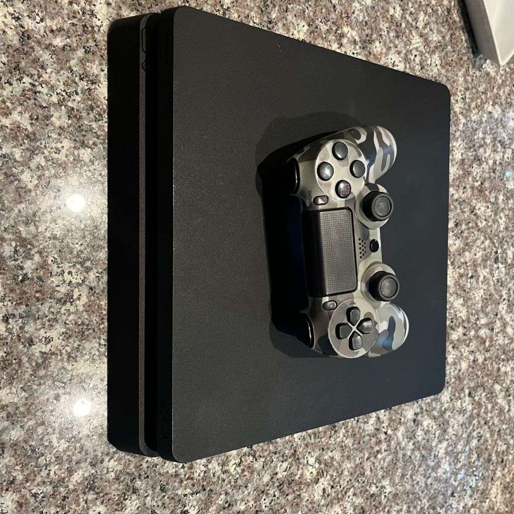 PS4 - mint Condition 1TB