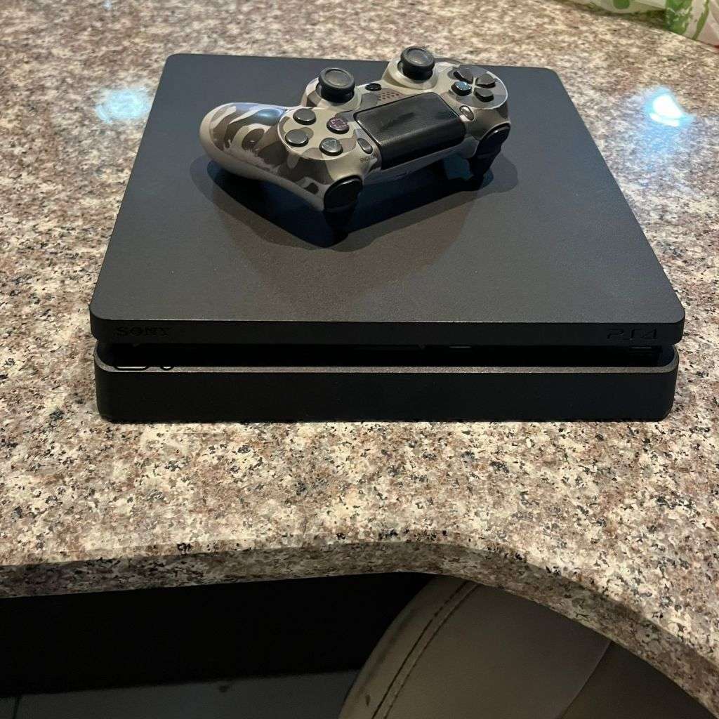 PS4 - mint Condition 1TB