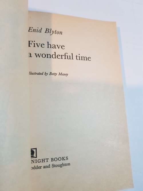 The Famous Five, Five Have A Wonderful Time by Enid Blyton, 1984