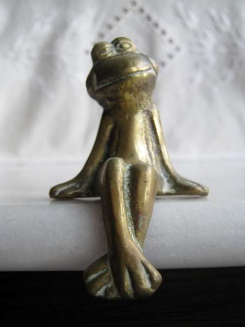 Solid Brass Frog - book/shelf decoration